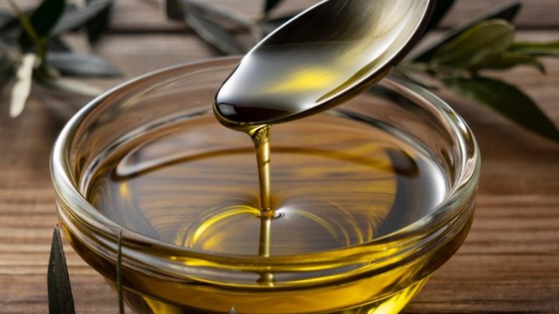 هذا ما تفعله ملعقة زيت زيتون يوميا لجسمك!
