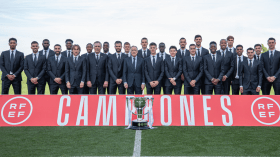 بالفيديو.. ريال مدريد يتسلم كأس “الليغا”