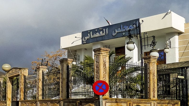 يكبلون تسعينيا وزوجته العجوز.. يعتدون عليهما ويسرقون ماشيتهما