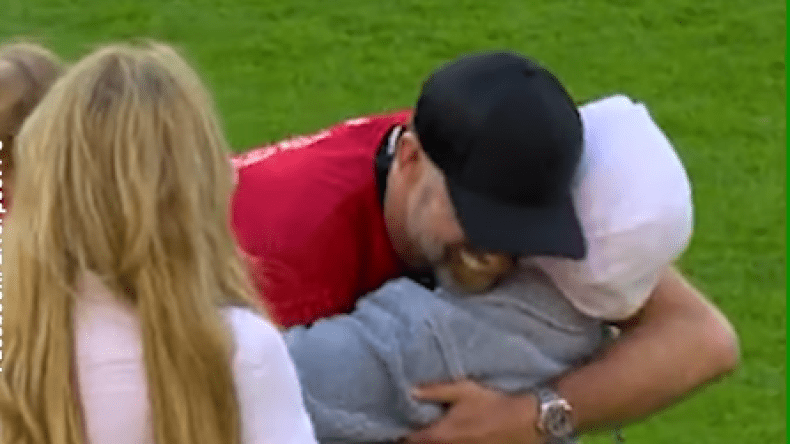 بالفيديو.. زوجة محمد صلاح تعرضه لهجوم حاد بعناقها لمدرب ليفربول!