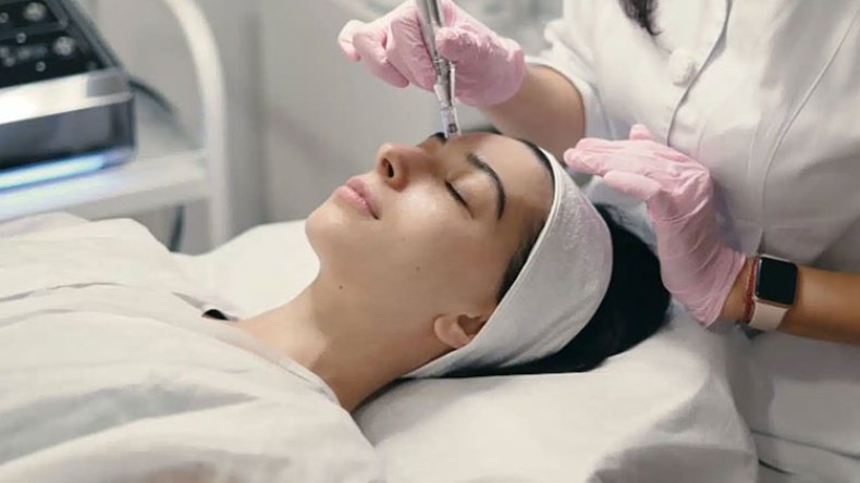 صالونات حلاقة تتحول إلى مراكز تجميل خارج القانون