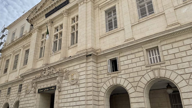 ديون بـ1800 مليار.. حساب محجوز وعمال بدون أجور