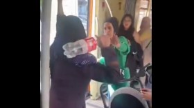 تركيات يطردن سورية من المترو.. ما قصة الاعتداءات على الأجانب في أنقرة؟ (فيديو)