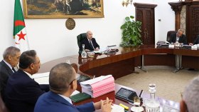 الشواطئ مجانية و”سيف القانون” ضد سماسرة الإصطياف