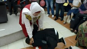  تمجيد الأم في حفل الزواج.. تقبيل وعناق ودراما تحمل رسائل مشفرة