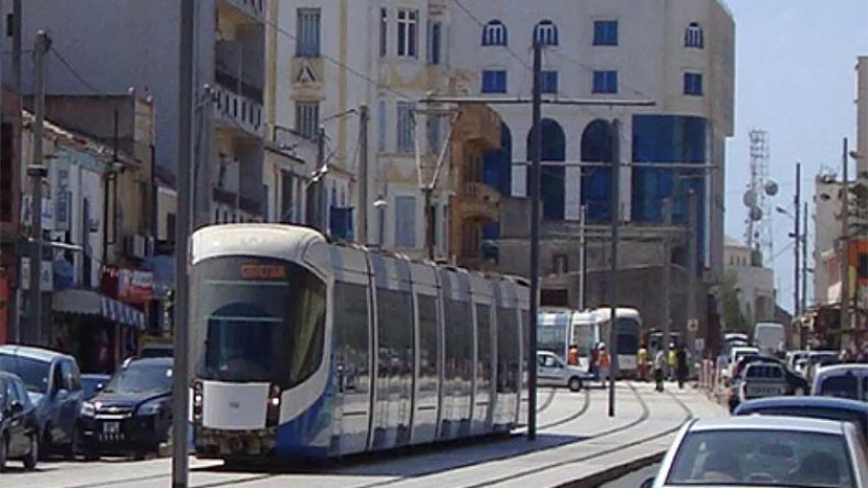 سائقون متهوّرون يزاحمون “ترامواي” على السكة