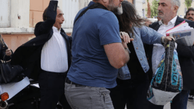 VIDÉO: Eric Zemmour frappe une femme!