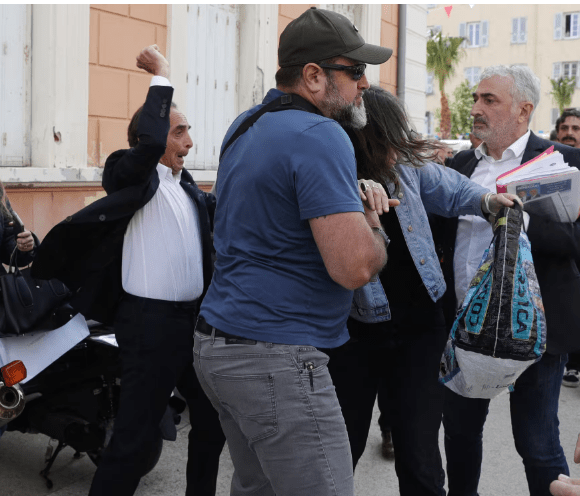 VIDÉO: Eric Zemmour frappe une femme!