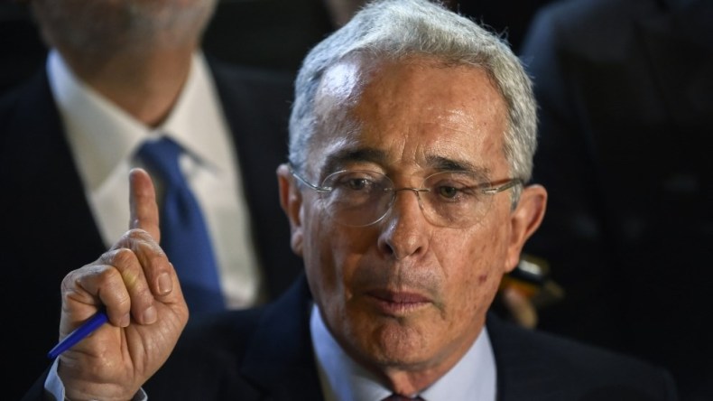 الرئيس الكولومبي السابق أمام القضاء بتهمة الرشوة والتلاعب بالشهود