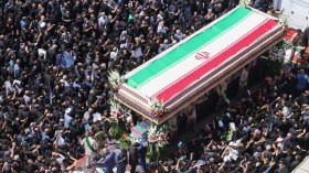 الرئيس الإيراني إبراهيم رئيسي يُدفن في مسقط رأسه  