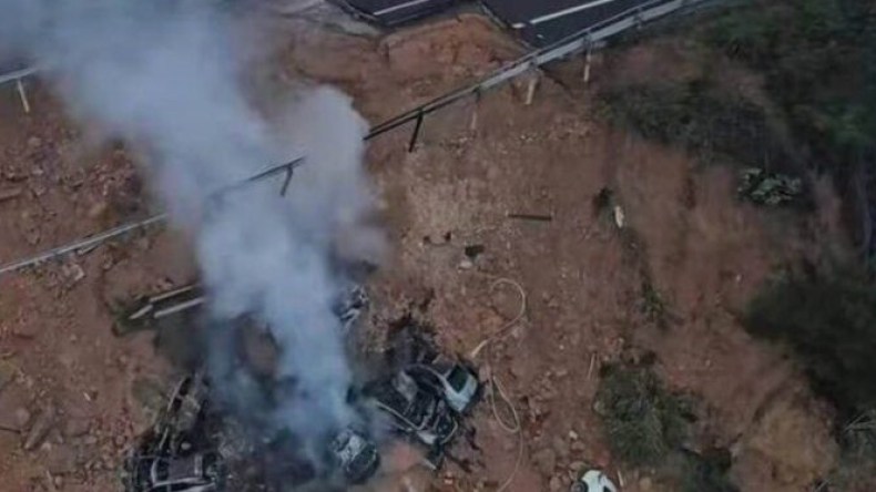 بالفيديو.. مقتل 19 شخصا في انهيار طريق سريع بالصين  