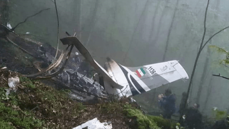 شاهد.. نقل جثمان الرئيس الإيراني ومرافقيه بعد تحطم المروحية