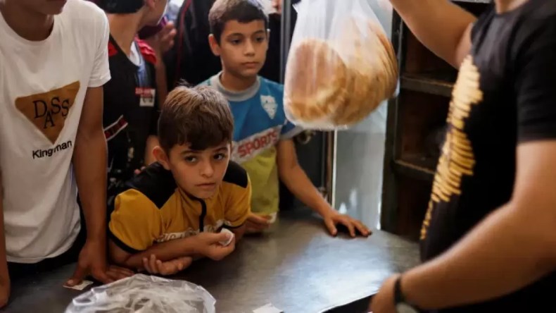 وكالة “الأونروا” تحذر.. مخزون الغذاء بغزة قد ينفد الجمعة