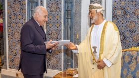 عطاف يُسلم رسالة الرئيس تبون لسلطان عُمان