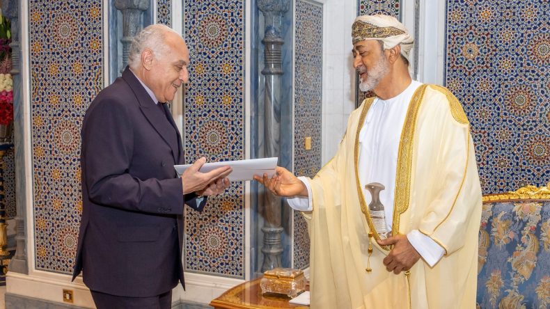 عطاف يُسلم رسالة الرئيس تبون لسلطان عُمان