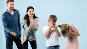 كيف تصيب طفلك بلعنة المثالية والميول الانتحارية؟