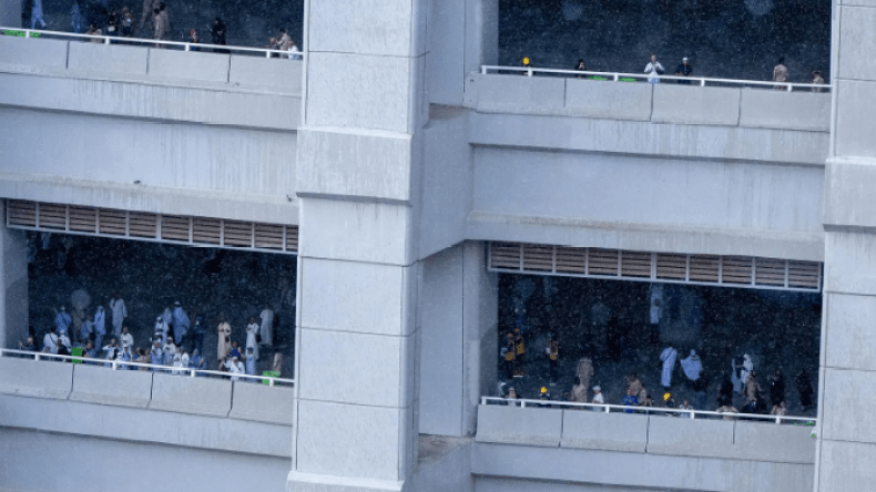 أمطار غزيرة تفاجئ الحجاج وسط موجة حرّ شديد في البقاع المقدسة (فيديو)