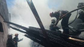 إخماد حريق نشب بورشة لتصليح قوارب الصيد في ميناء زموري البحري (صور)