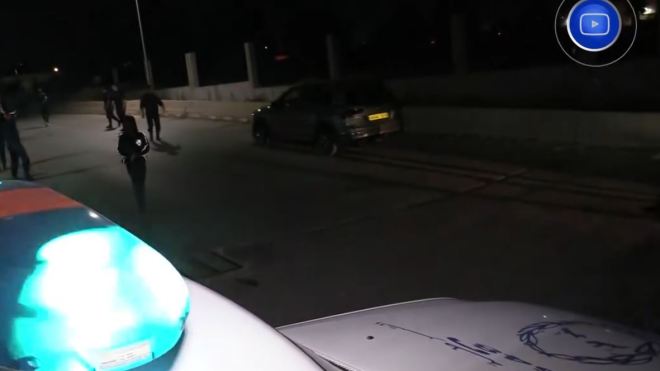 مداهمة ليلية لشـرطة العاصمة بأحد الأحياء .. شاهد ماتم حجزه