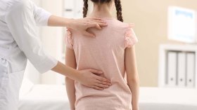 أطفال “السكوليوز”.. آمال كبيرة في الشفاء يرهنه نقص الإمكانات