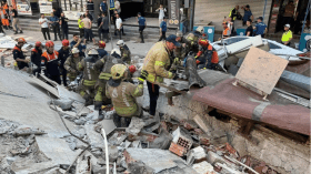 شاهد.. لحظة انهيار مبنى سكني في إسطنبول