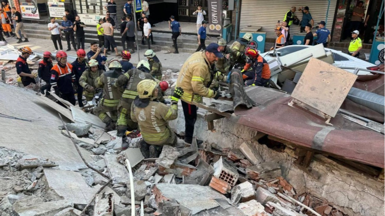 شاهد.. لحظة انهيار مبنى سكني في إسطنبول