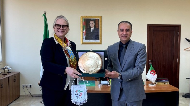 رئيس “الفاف” يستقبل سفيرة النرويج بالجزائر