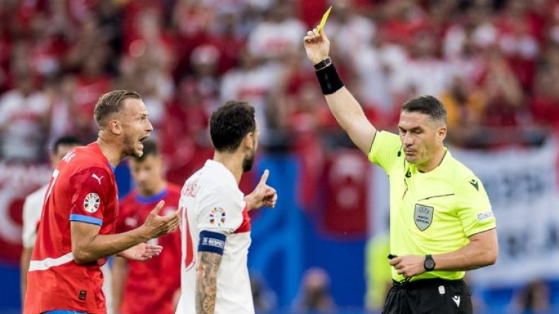 بِالفيديو: حكم روماني يُشهر 18 إنذارا ويطرد لاعبَين!