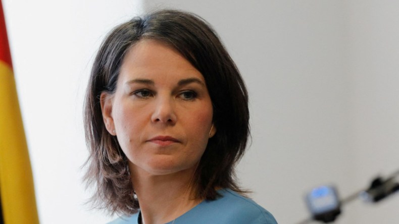 “بدون ماكياج سأبدو مثل حفار القبور”.. وزيرة ألمانية تدافع عن نفقات التجميل!