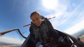 Le hublot d’un avion s’ouvre en plein vol et surprend son pilote