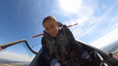 Le hublot d’un avion s’ouvre en plein vol et surprend son pilote