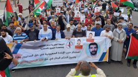 مغاربة يتظاهرون احتجاجا على رسوّ سفينة عسكرية صهيونية في ميناء طنجة