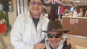 لقاء بهية راشدي وصالح أوقروت بفرنسا خلال رحلة علاجهما من السرطان