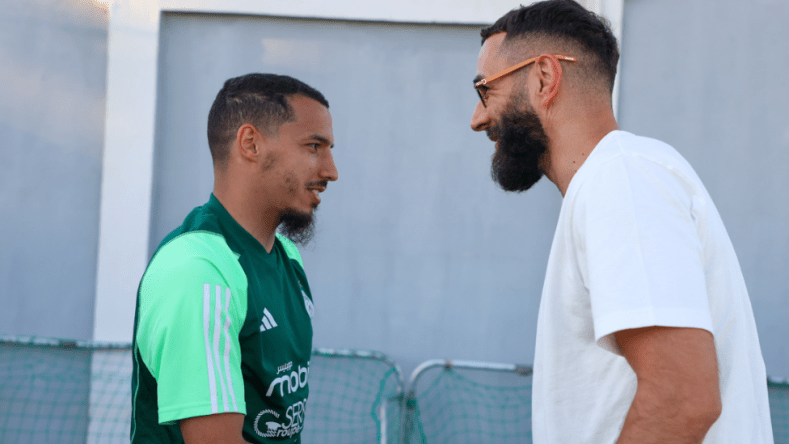 بالفيديو.. بن زيمة يزور “الخضر” في مركز سيدي موسى