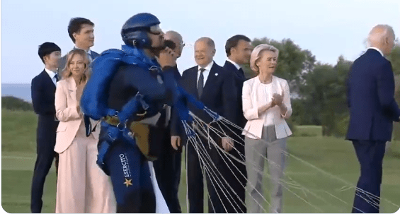 Biden “encore” perdu, déboussolé! Réaction instantanée de Giorgia Meloni (VIDEO)