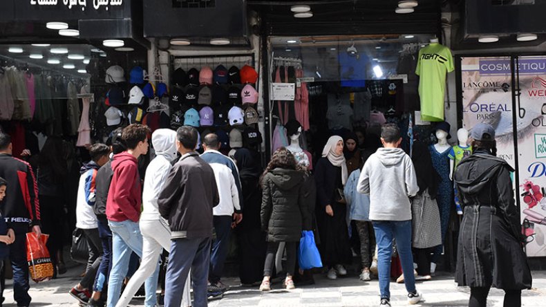 إقبال واسع على الملابس الجزائرية عشية العيد