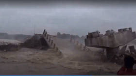 Impressionnant! Un pont en construction s’effondre dans une rivière (VIDEO)