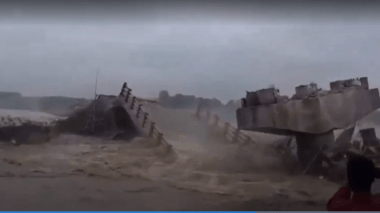 Impressionnant! Un pont en construction s’effondre dans une rivière (VIDEO)