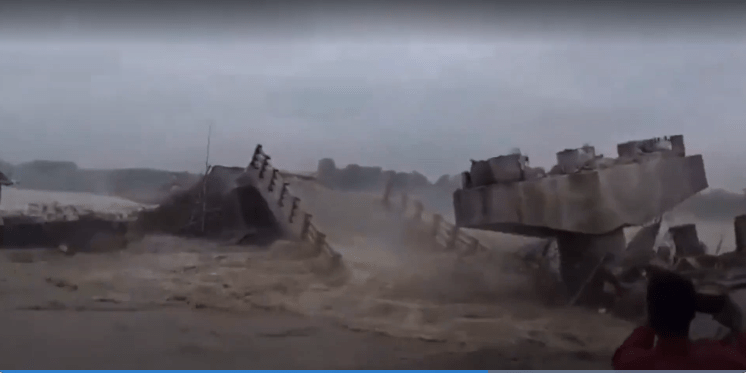 Impressionnant! Un pont en construction s’effondre dans une rivière (VIDEO)