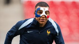 هل يرتدي مبابي هذا القناع الطبي أمام هولندا؟