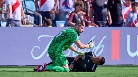 بِالفيديو والصّور: سقوط حكم على الأرض مغشيا عليه بِسبب الحرّ الشّديد