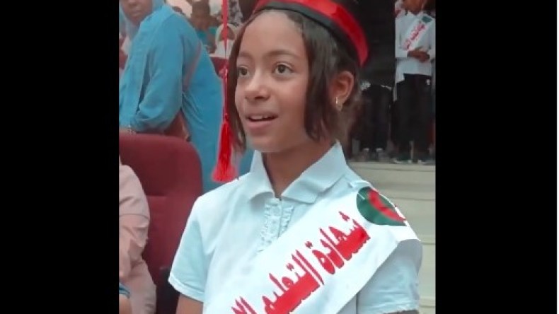 فيديو مؤثر جدا.. ردة فعل تلميذة فاجأها والدها المصري في حفل “السانكيام” بالجزائر!