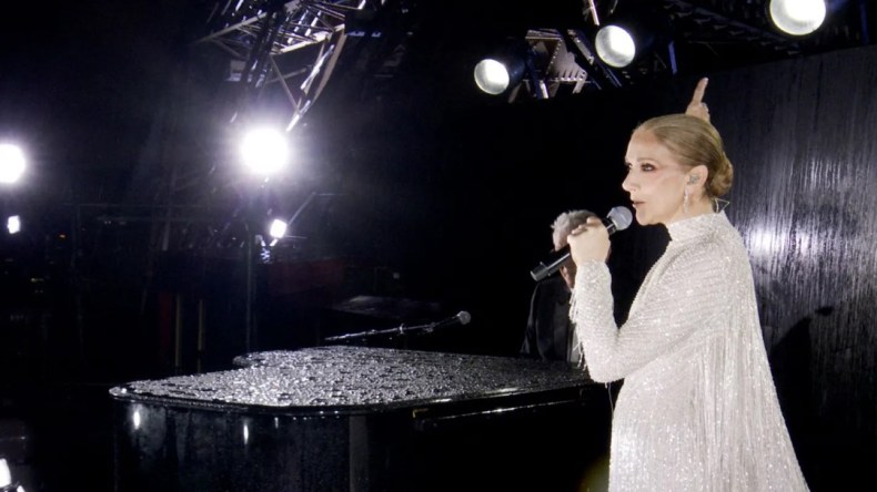 بعد ظهورها متشنجة وتبكي.. سيلين ديون تتحدى مرضها في افتتاح أولمبياد باريس