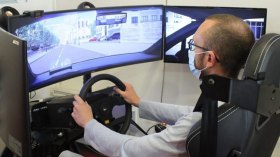 تعليم السياقة بالشاشات الإلكترونية لقيادة جيّدة