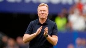 بِالفيديو: مدرّب هولندا يفرك أنفه ثمّ يلعق أصبعه!