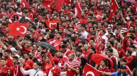 بِالفيديو: مُشجّعو منتخب تركيا ينتصرون لِفلسطين في قلب “الأورو”