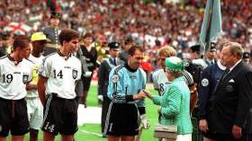 فاكهة صيفية شهيّة.. لكن مُخصَّبة بِأسمدة سياسية ومُعدَّلة جينيّا