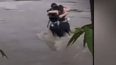Fin tragique: 3 amis s’enlacent avant d’être emportés par des crues (VIDEO)!