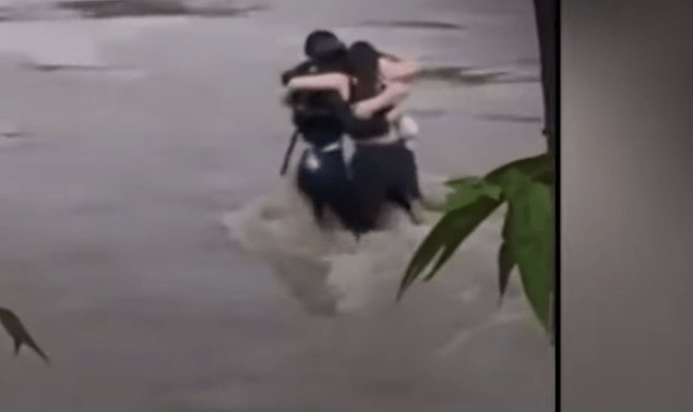 Fin tragique: 3 amis s’enlacent avant d’être emportés par des crues (VIDEO)!
