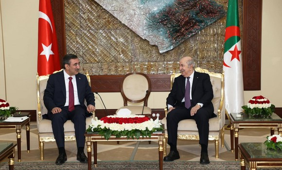 Le président de la République reçoit le vice-président de la République de Turquie